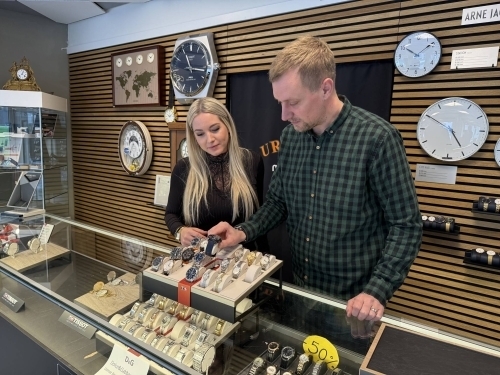 Natascha og Steffen der kigger på ure